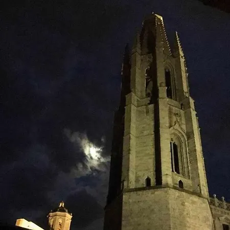 Modern In Old Town W Cathedral Views خيرونا